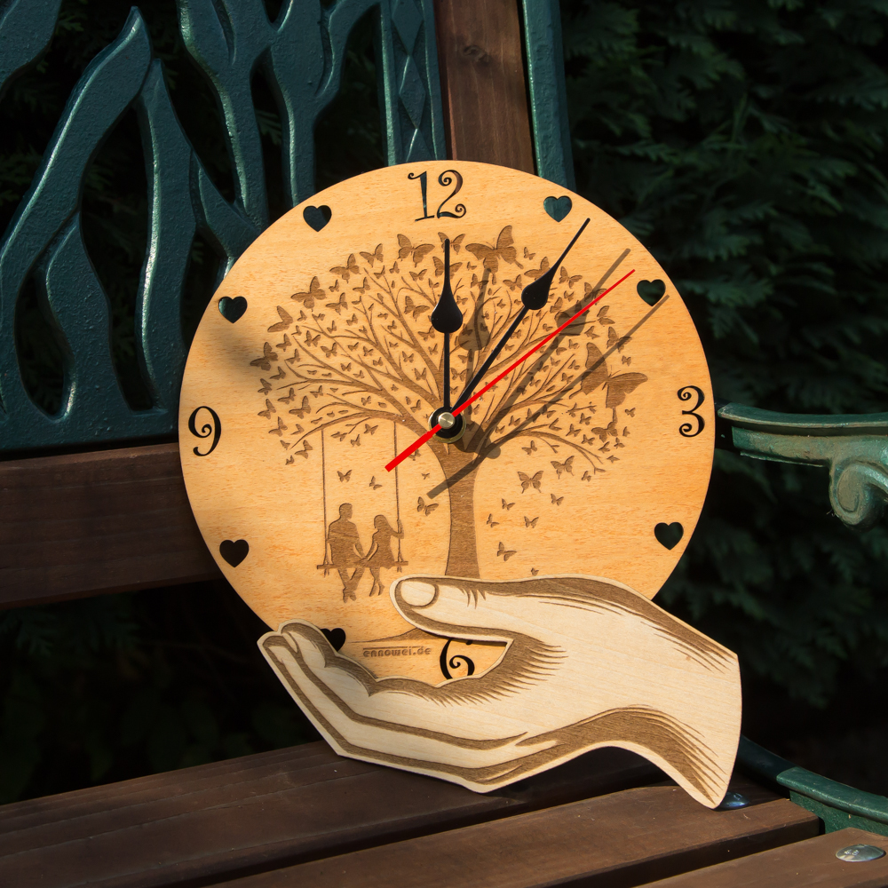 Holzuhr Modell Uhr in Hand